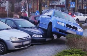 Pomyliła hamulec z gazem i najechała na zaparkowane auto - WP Wiadomości