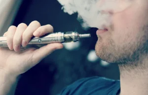 Angielscy palacze przekonani, że e-papierosy szkodzą tak, jak papierosy tradycyj