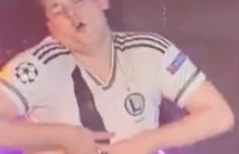 Mężczyzna w koszulce Legii tańczy na scenie w warszawskim klubie gejowskim