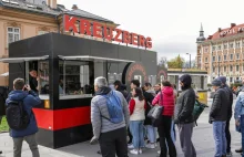 Budka z kebabem Filipa Chajzera budzi kontrowersje. "Niedorzeczne jaja"