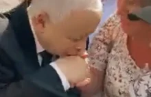 Kaczyński sam całuje się w rękę xd