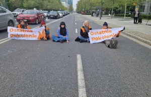 Aktywiści Ostatniego Pokolenia przykleili się do asfaltu w centrum Warszawy