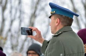 Rosjanie zakazują żołnierzom korzystać z telefonów na froncie.