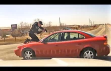USA. Mężczyzna ucieka samochodem z policjantem na dachu.