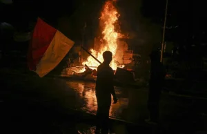 Krwawe protesty w Indonezji: Cenzura na social mediach i zawieszenie Streamingu