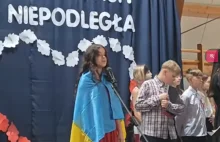 Czerwona Kalina w dzień niepodległości Polski w jednej z polskich szkół.