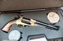 Strzelał z rewolweru czarnoprochowego przez okno jadącego auta