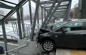 Kierowca staranował przystanek autobusowy w Giszowcu. Dostał 3 tys. zł mandatu