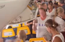 Ludzie uwięzieni w saunolocie Ryanair na płycie lotniska