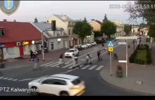 "Gangi" małolatów na hulajnogach elektrycznych.