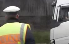 Kierowca nagrywa wypadek, a policjant: "CHCESZ GO ZOBACZYĆ?"