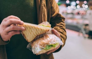 Nastolatek przecenił sobie sklepową kanapkę. Grozi mu 8 lat więzienia