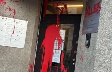 Atak na polski konsulat. Czerwona farba i obraźliwe hasła w sercu Europy