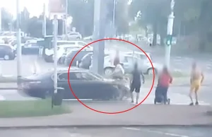Rozpędzonym BMW wjechał w kobietę i dziecko na przejściu dla pieszych [WIDEO]