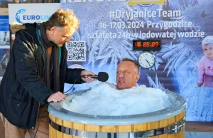 W Przygodzicach trwa próba pobicia rekordu Polski w morsowaniu w lodzie. Celem p