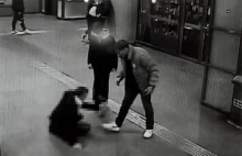 Kopali i okładali pięściami 72-latka w metrze. Szuka ich policja