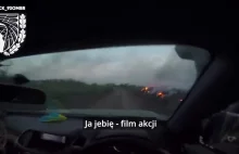 Ukraincy uciekaja ze zniszczonego Bahmutu samochodem - video zolnierza