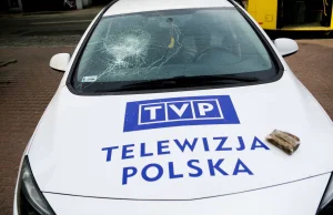 Samochód TVP obrzucony kamieniami. Policja szuka sprawcy - WP Wiadomości
