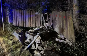 Pijany policjant wjechał busem w płot i uciekł pieszo. Miał 1,5 promila alkoholu