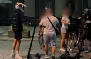 Mężczyzna wjeżdża w wózek z małym dzieckiem i traktuje babcie dziecka gazem.