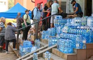 Bogacą się kosztem powodzian. "Jedzenie ze zbiórek wystawione na sprzedaż"