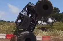 Monster truck robi salto
