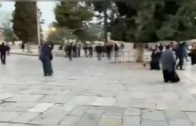 Policja izraelska vs modlący się w Al Aqsa