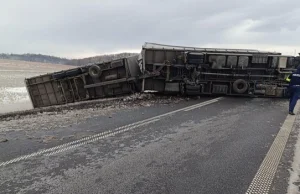 Silny wiatr przewrócił ciężarówkę. Tir blokuje drogę krajową