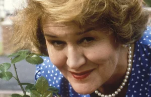 Hiacynta Bukiet nie wie co, to emerytura. Patricia Routledge skończyła 94 lata