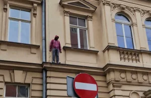 Kraków. Przez kukłę mieszkańcy dzwonią na numer alarmowy