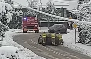 Zimowe kłopoty właściciela Mustanga. Strażacy pomogli i dali lekcję policji