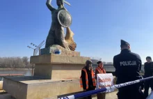 Aktywistki klimatyczne oblały pomnik warszawskiej syrenki pomarańczową farbą.