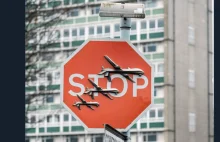 Banksy przerobił londyński znak uliczny na manifest.