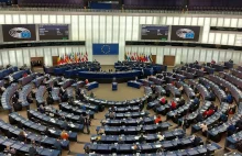 Parlament Europejski tuż przed końcem kadencji przyjął pakt migracyjny.