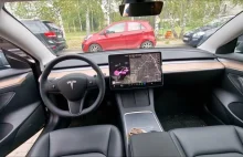 Wnętrze Tesla Model 3 w oczach osoby jeżdżącej samochodem spalinowym
