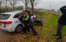 Bezpieczne zabawy holenderskiej młodzieży na skuterach plus interwencja policji.