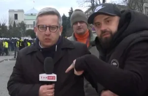 Były pracownik TVP Info przeszkadza reporterowi w relacjonowaniu protestu