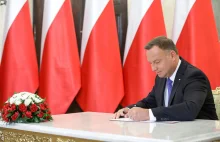 Andrzej Duda podpisał Lex Tusk. Prezydent po raz kolejny łamie Konstytucję