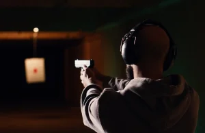 Uczestnik zawodów strzeleckich postrzelony w plecy, groźny wypadek.