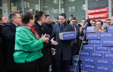 Trzaskowski w siedzibie PKW. Przyniósł milion podpisów