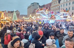 Tłumy na Jarmarku Bożonarodzeniowym we Wrocławiu. W weekendy nie ma gdzie wcisną