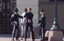 Zatrzymany szarpiący się ze strażą Króla Norwegii przed jego pałacem