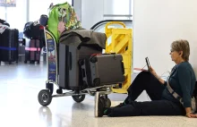 Zakaz pobierania dodatkowych opłat za bagaż podręczny w samolotach