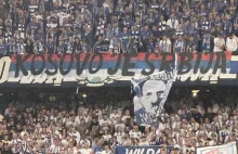 Kibice Lecha z flagą Kosovo je Srbija podczas meczu z Crveną