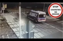 Wypadek karetki na przejeździe kolejowym w Puszczykowie