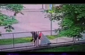 Chłop przegrał walkę z banerem Trzaskowskiego