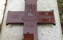 Rosja usuwa polskie symbole z cmentarza w Katyniu