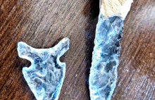 Szklany nóż i grocik amulecik