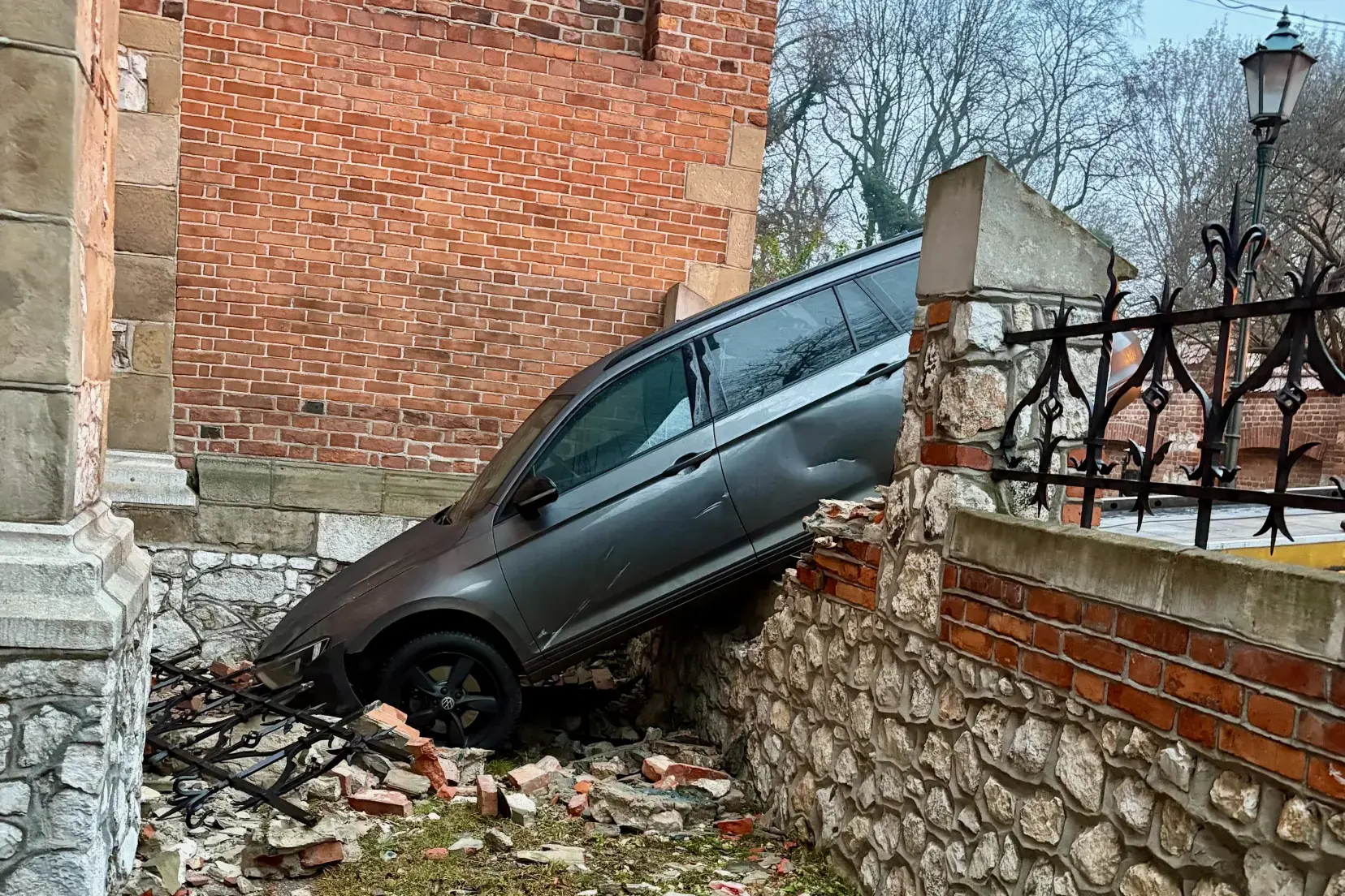 Kierowca staranował ogrodzenie kościoła w Krakowie