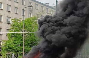 Elektryk stanął w płomieniach w centrum Warszawy [FILMY]